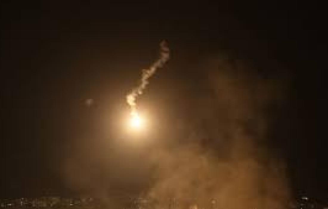 زوارق الاحتلال تطلق قنابل إنارة في بحر شمال قطاع غزة