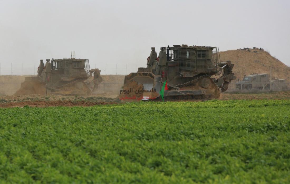 توغل لجرافات الاحتلال شرق خانيونس وتهديد المزارعين بإزالة محاصيلهم الزراعية (17).jpeg