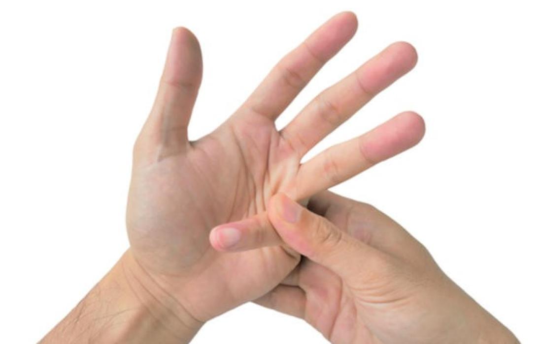 دراسة: طرقعة الأصابع ليس ضارا بصحة العظام والمفاصل