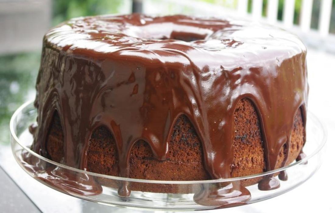 أسهل طريقة عمل الكيكة الإسفنجية العادية بالشوكولاتة بالخلاط منال العالم في مطبخ البيت