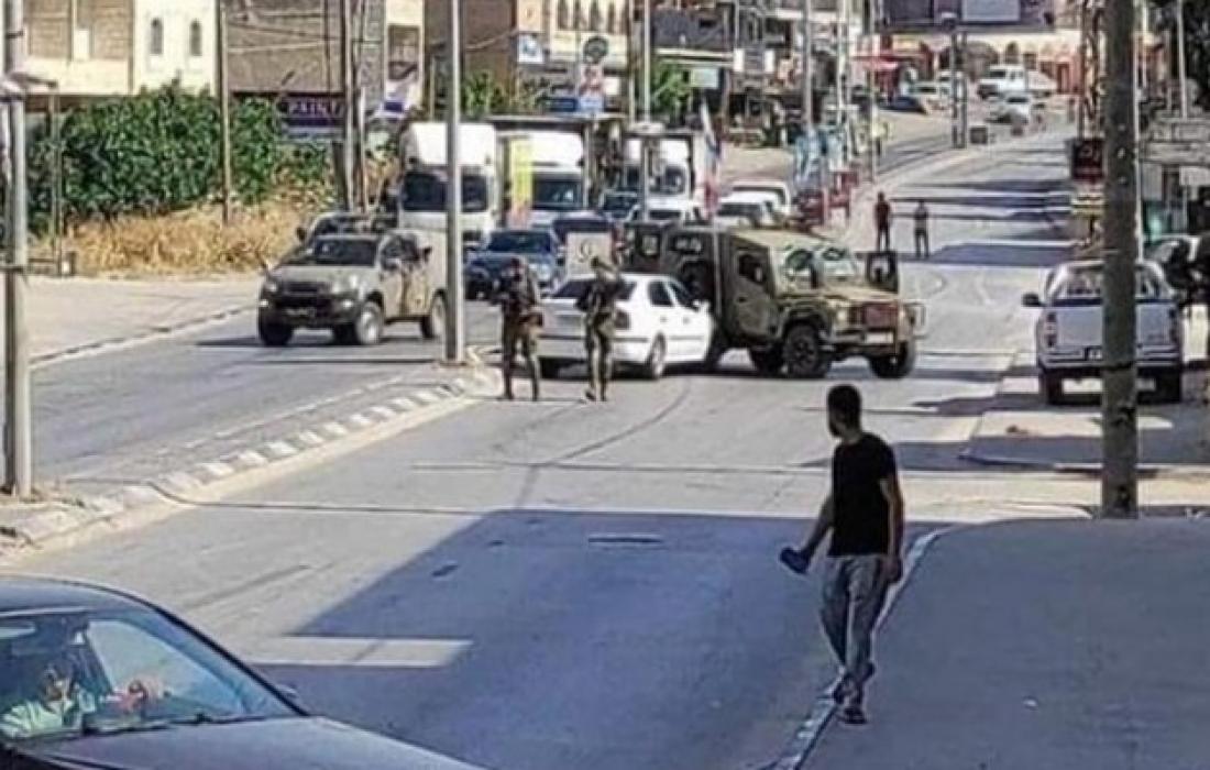 قوات الاحتلال شابًا فلسطينيًا في رام الله