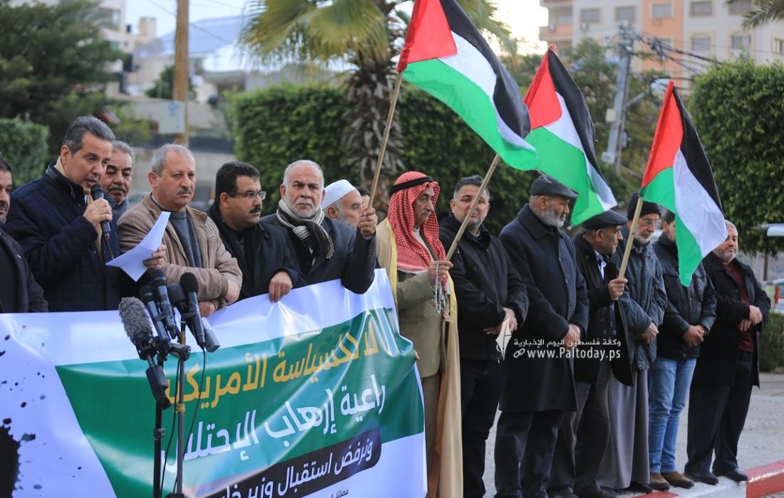الفصائل بغزة تنظم وقفة جماهيرية رفضا للضغوط الأمريكية راعية إرهاب الاحتلال ورفضا لزيارة وزير خارجيتها (10).JPG