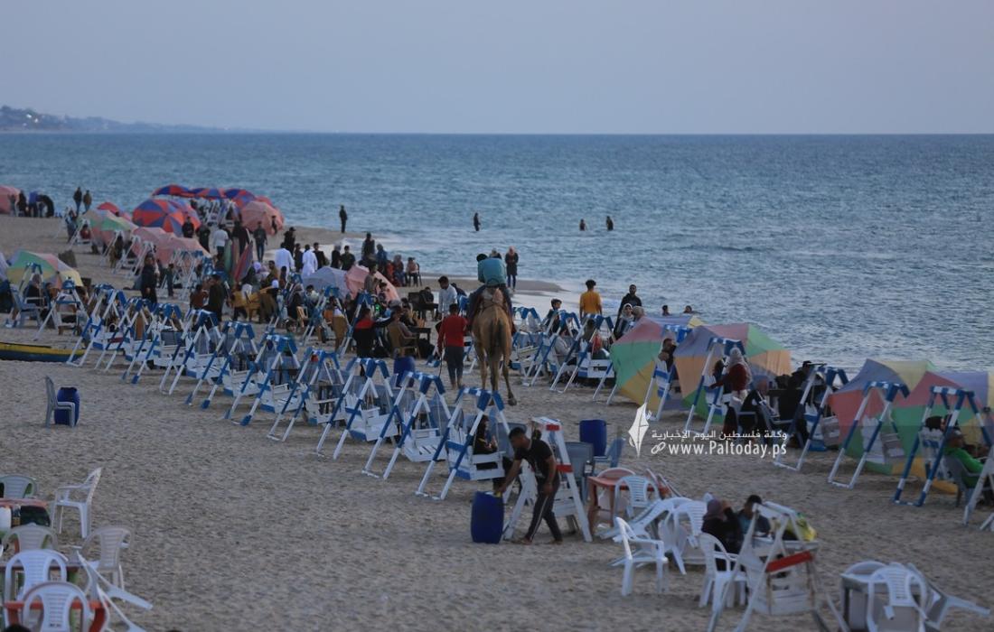 شاطئ بحر غزة  كافتيرات ومطاعم غزة على شاطئ البحر تتزين لاستقبال الصيف (36).JPG