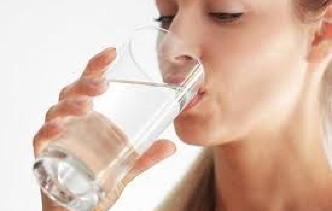 امراة تشرب الماء