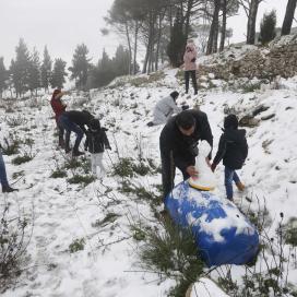 بالصور: نابلس - مواطنون يلهون بالثلوج على قمة جبل جرزيم جنوب نابلس.