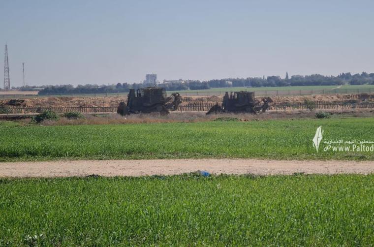 توغل لآليات عسكرية إسرائيلية شرقي بلدة خزاعة وشمالي بيت لاهيا بقطاع غزة (7).jpeg