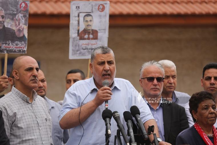 مهجة القدس ومركز حنظلة ينظمان وقفة دعم وإسناد للأسير وليد دقة أمام مقر المندوب السامي غرب مدينة غزة (14).JPG